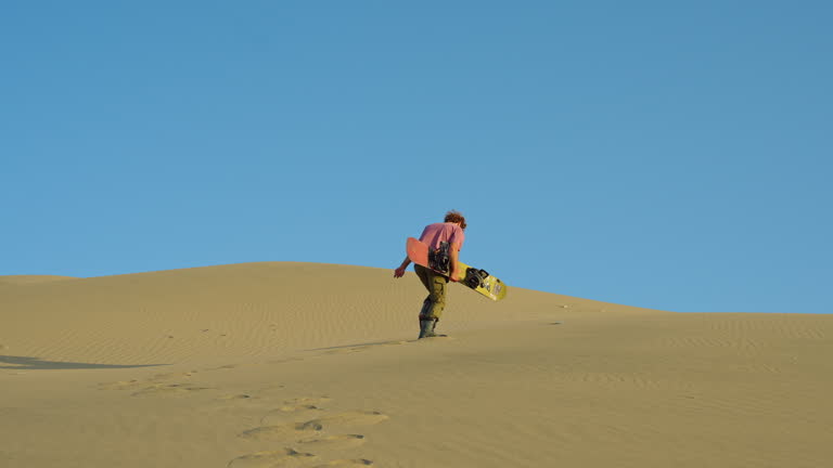 Descubre los mejores Huacachina tours familiares para Fiestas Patrias. Transporte desde Lima, actividades seguras y diversión para todos con Viñas Travel Perú.